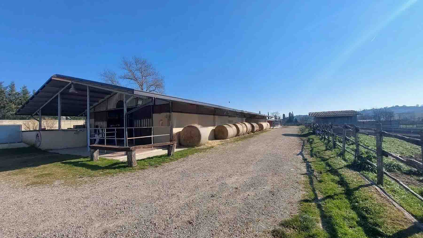 Estate Complex in Chianti, Tuscany's Scenic Beauty