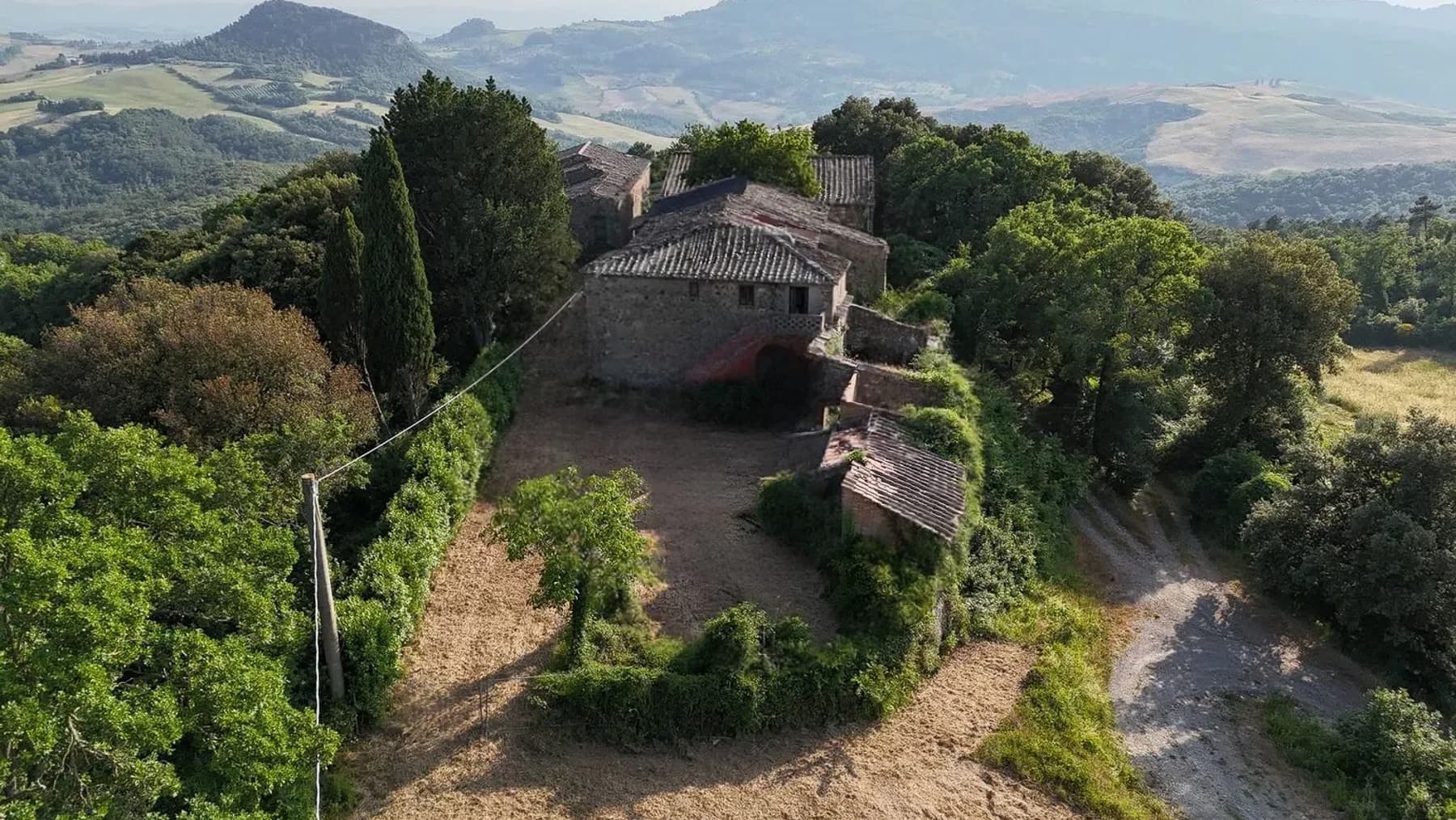 Casale panoramico in Toscana, tra le colline di Volterra