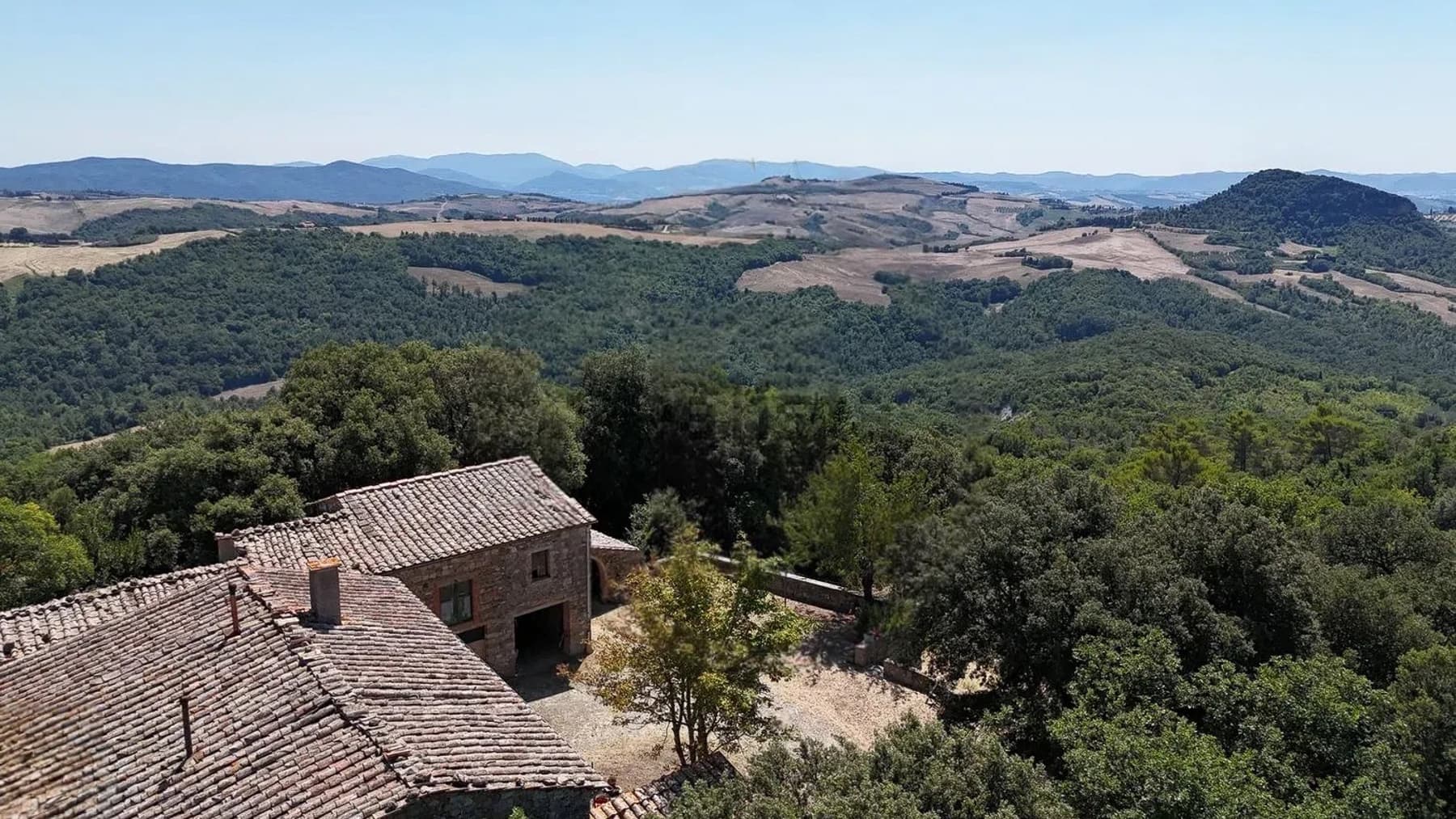 Casale panoramico in Toscana, tra le colline di Volterra