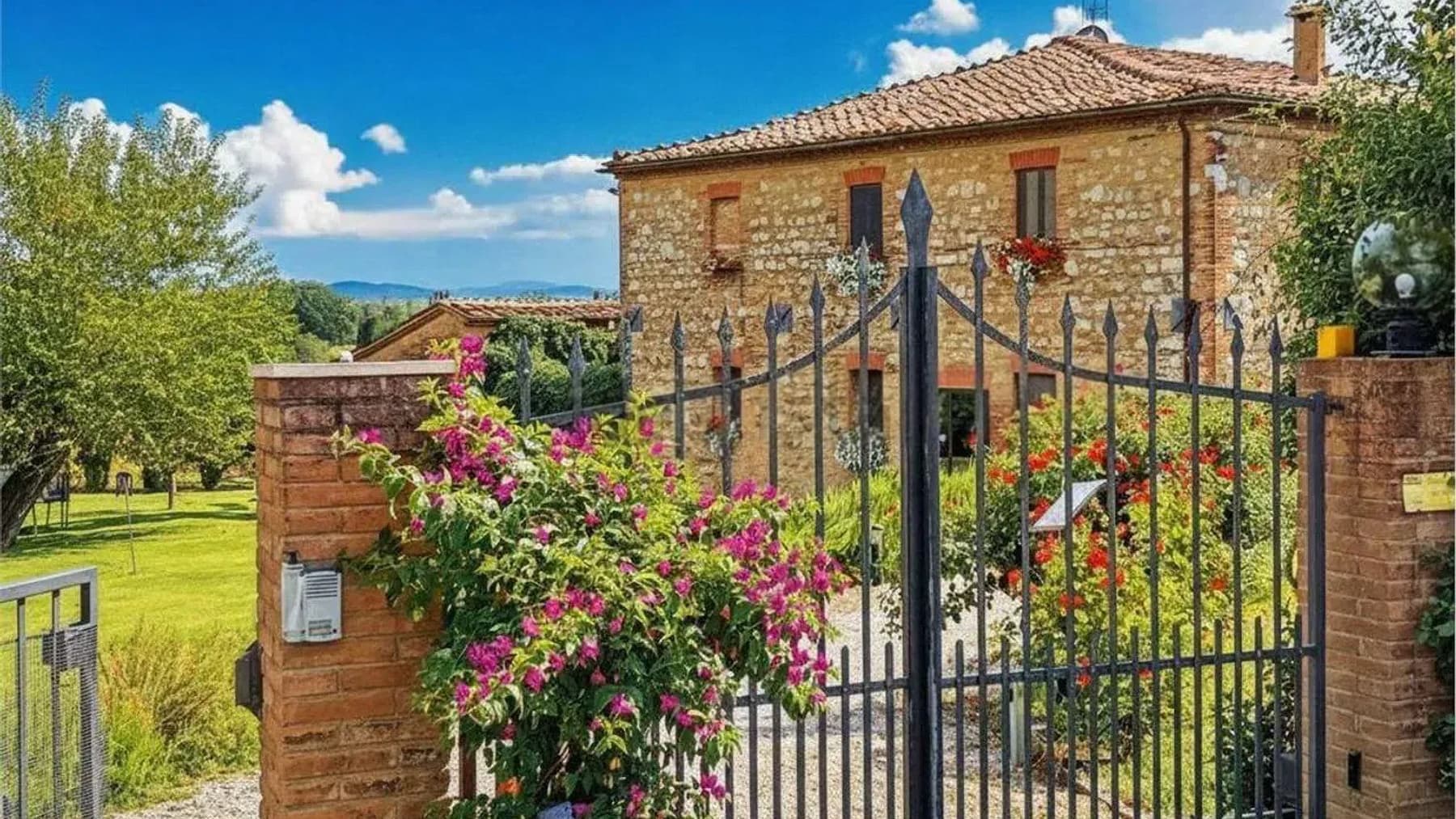 Casale seicentesco con tartufaia a Siena, cuore della Toscana