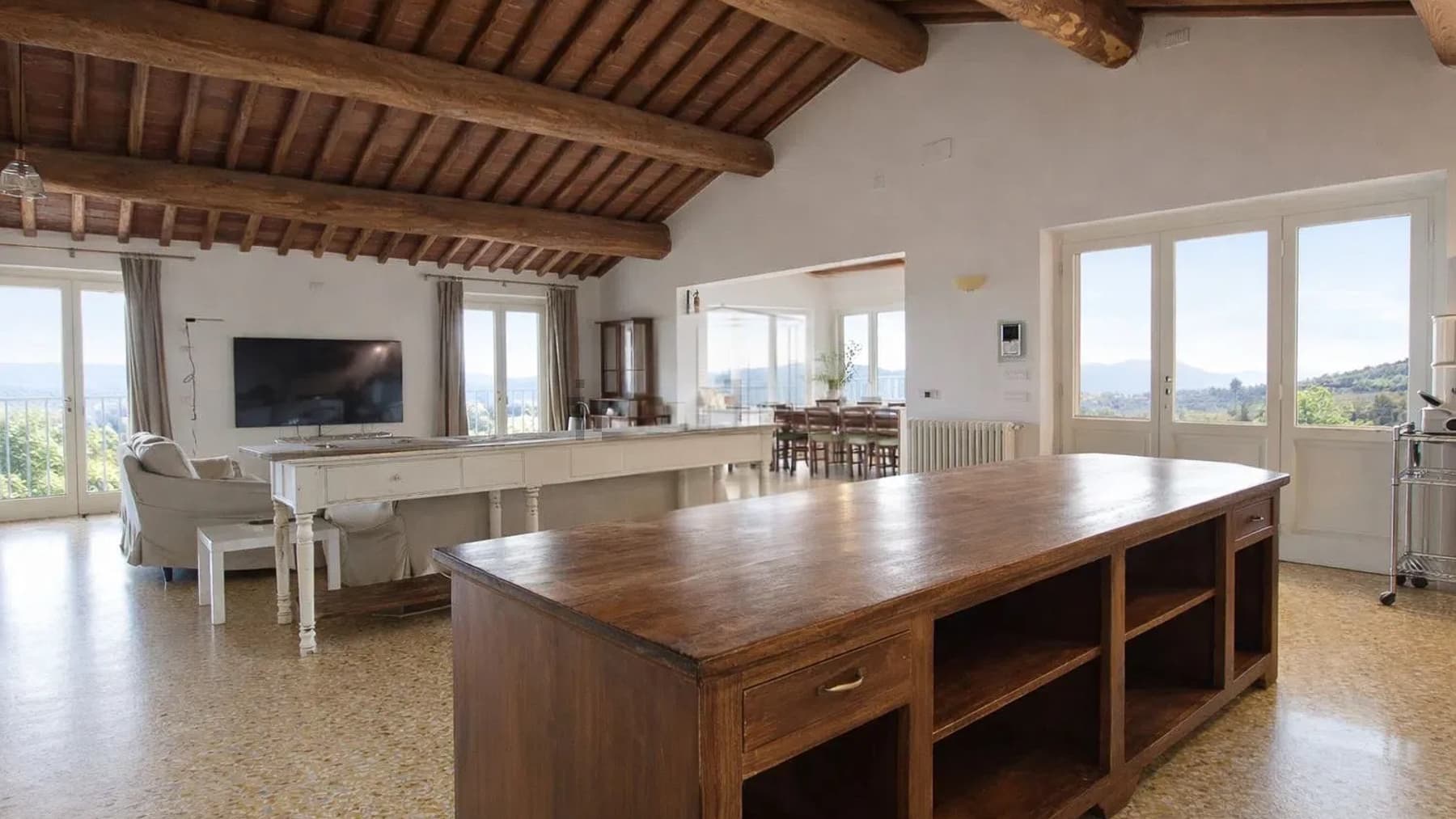 Charming Villa in Lucca, Tuscany's Scenic Beauty