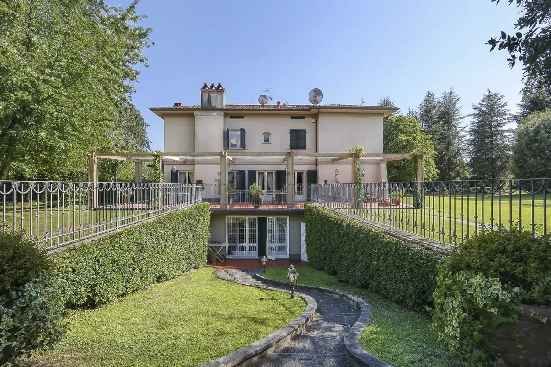 Villa con Piscina e Giardino a Capannori, Toscana