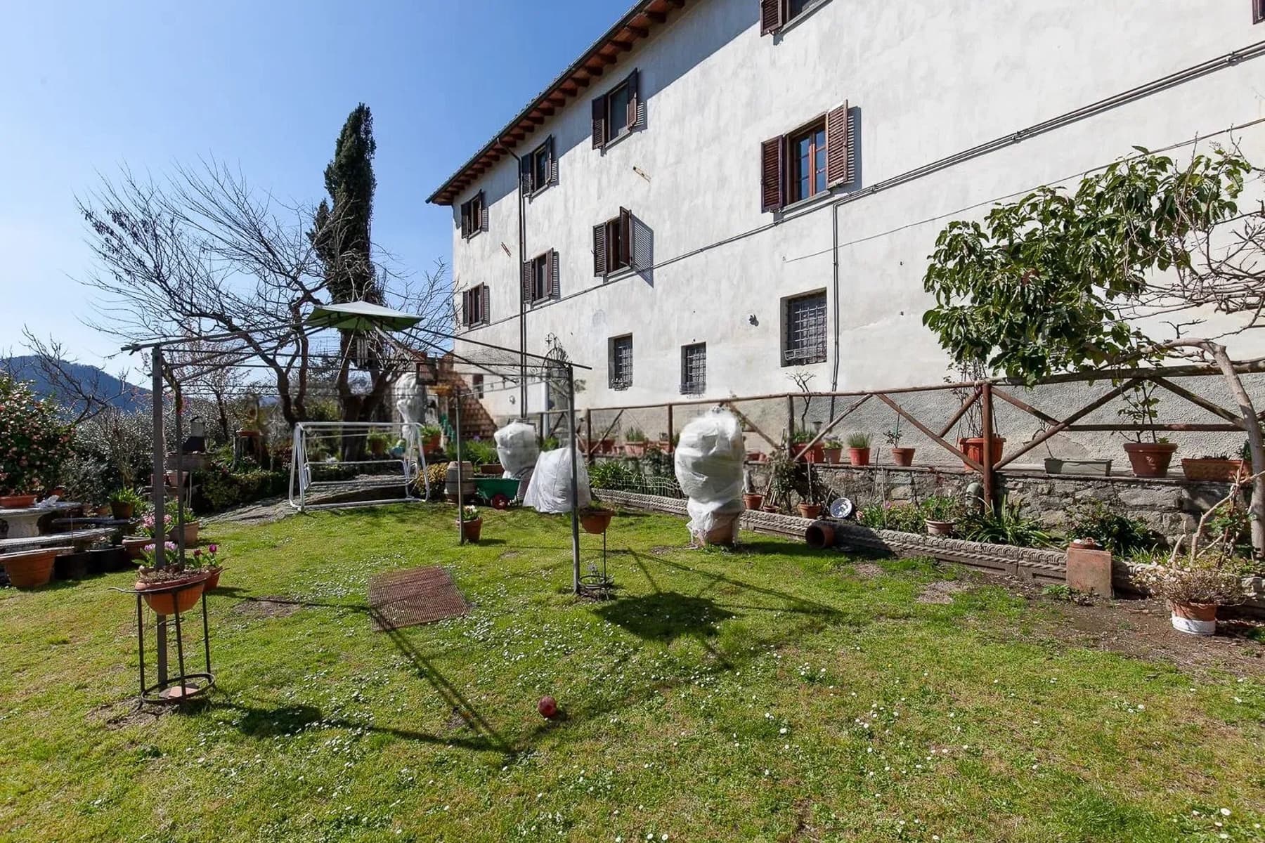Villa panoramica nelle colline di Lucca, 390 mq
