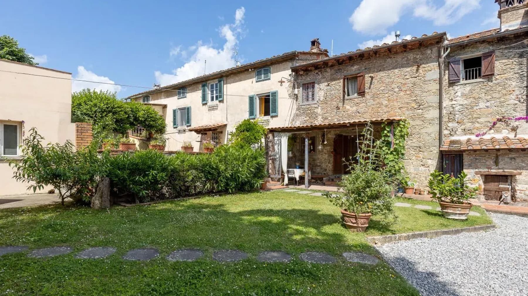 Casale panoramico a Lucca, Toscana, con ampio giardino