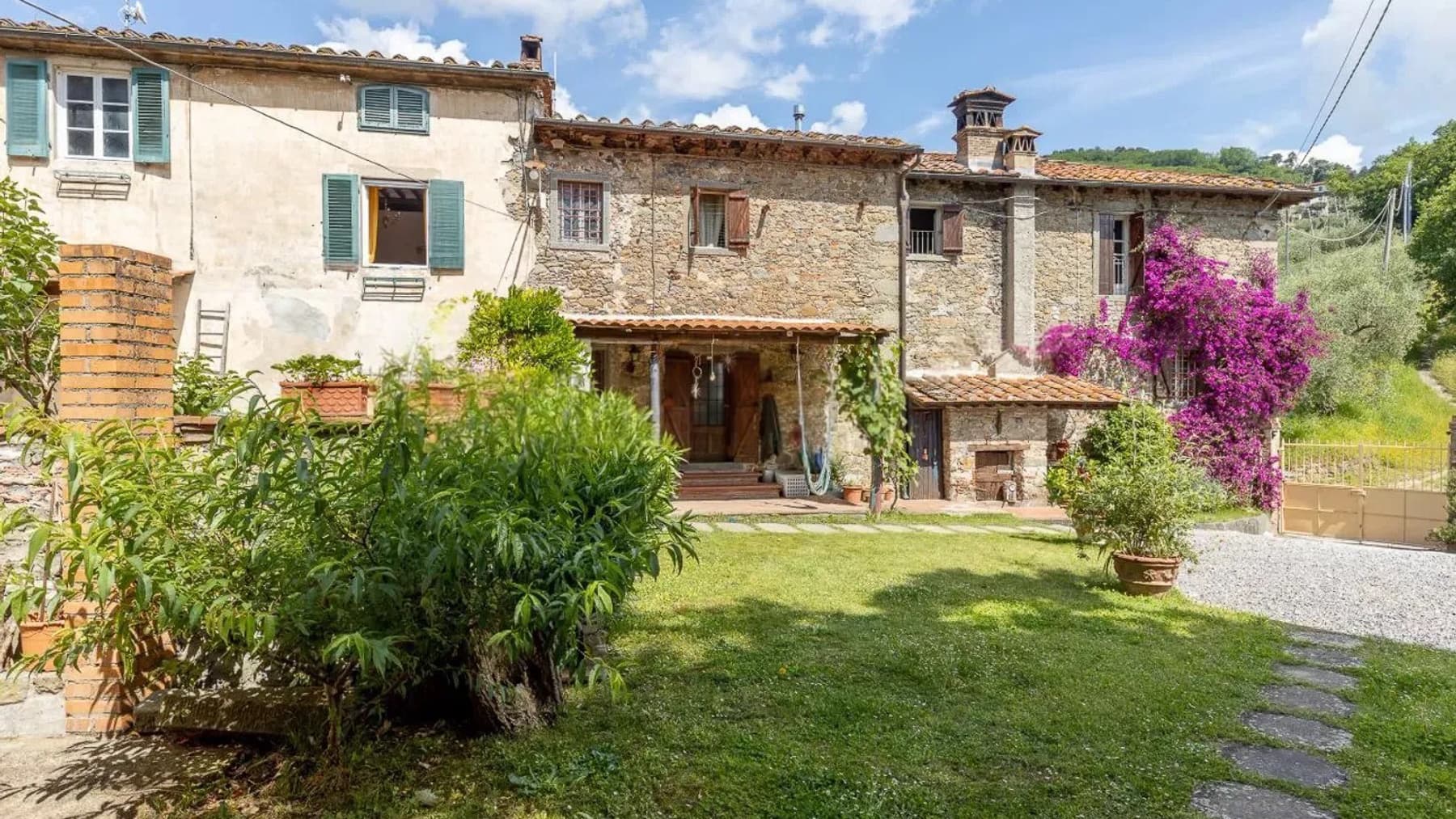 Casale panoramico a Lucca, Toscana, con ampio giardino