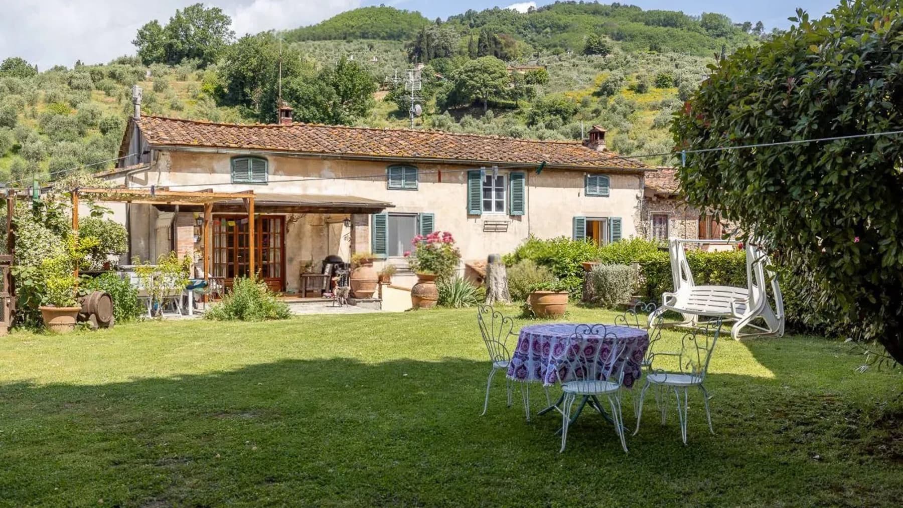 Casale panoramico a Lucca, Toscana, con ampio giardino