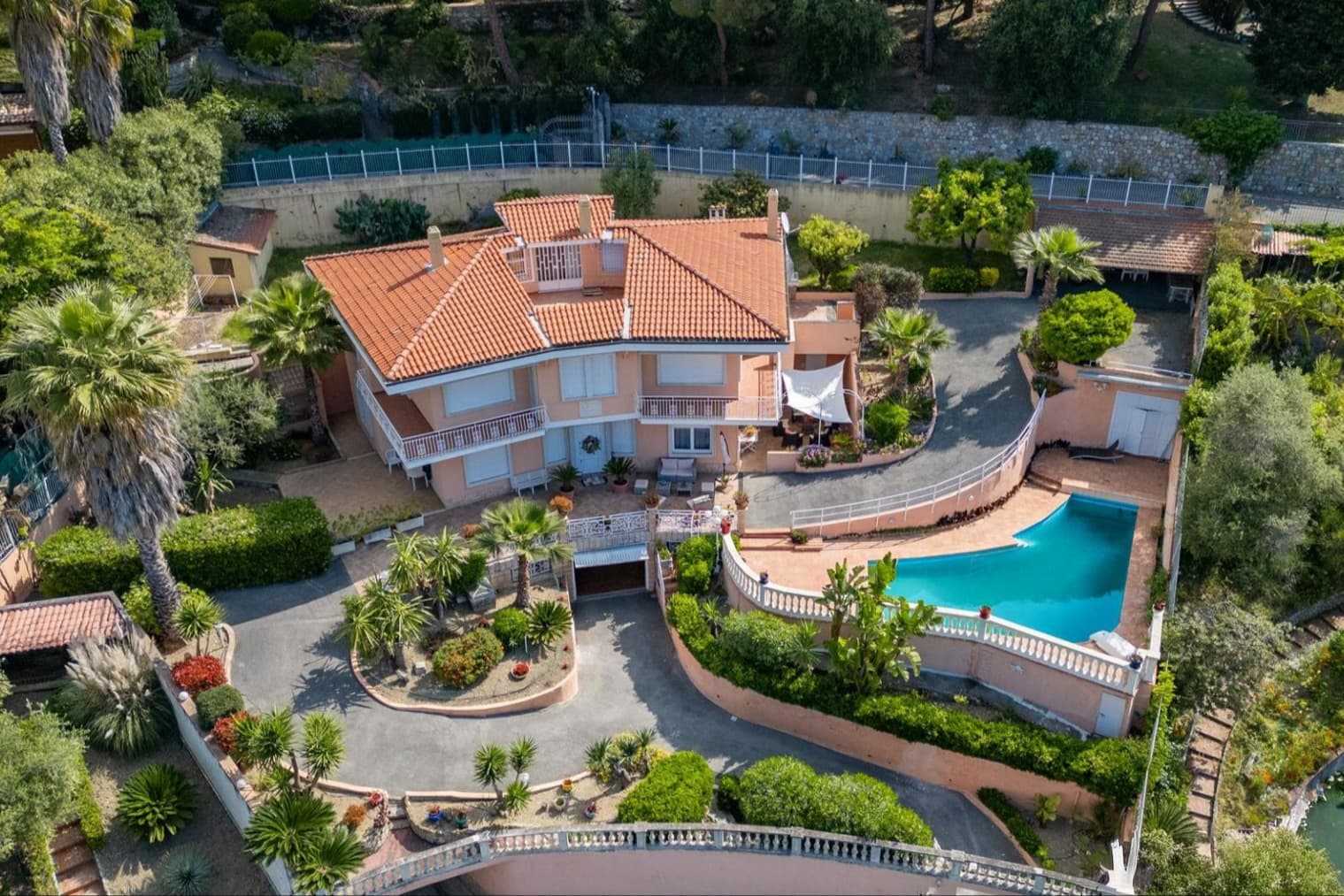 Villa elegante con terrazzo e giardino a Bordighera