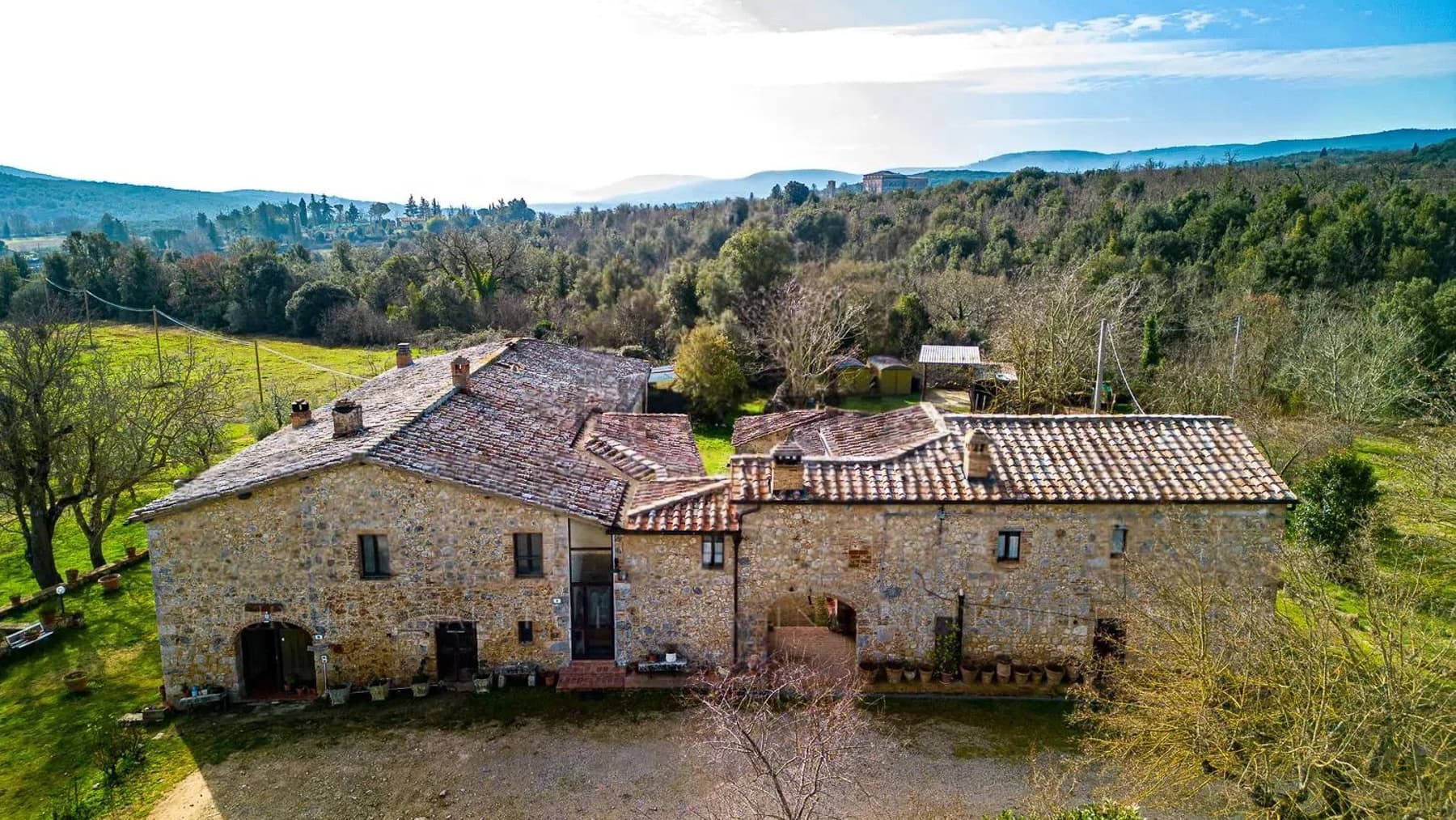 Casale caratteristico a Monteriggioni, cuore della Toscana