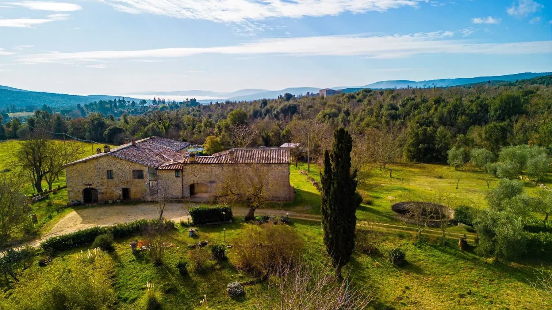 Casale caratteristico a Monteriggioni, cuore della Toscana