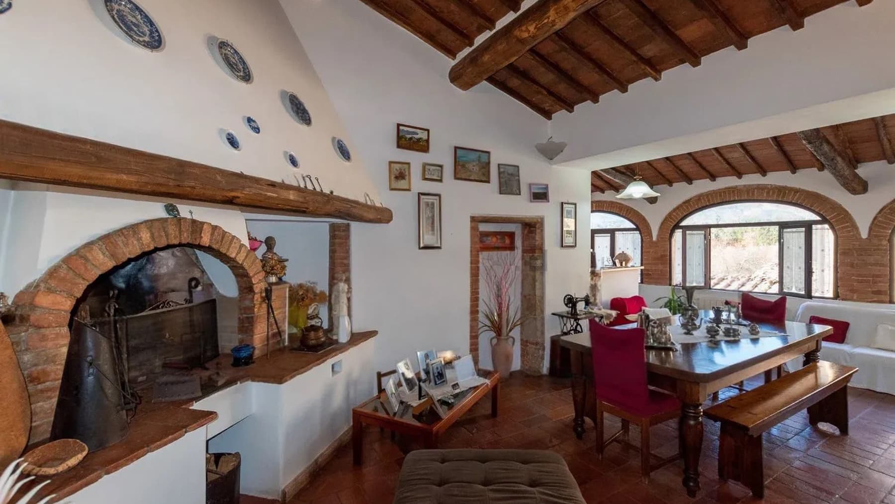Casale caratteristico a Monteriggioni, cuore della Toscana