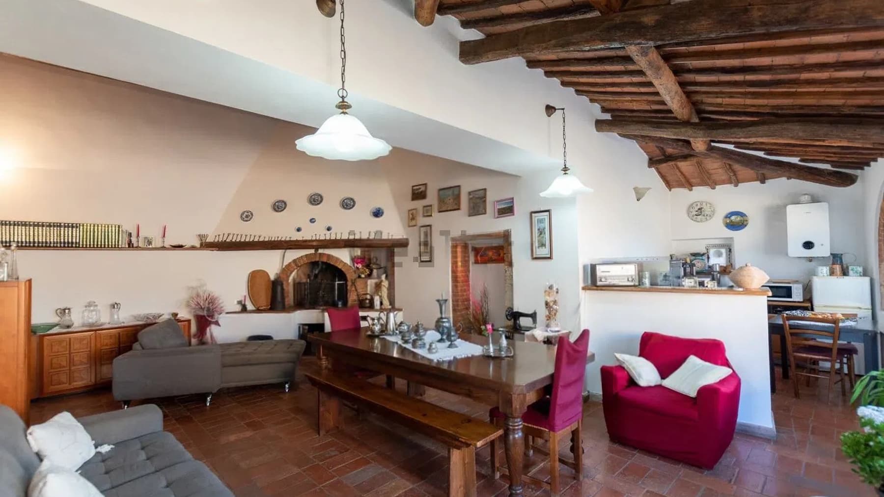Casale caratteristico a Monteriggioni, cuore della Toscana