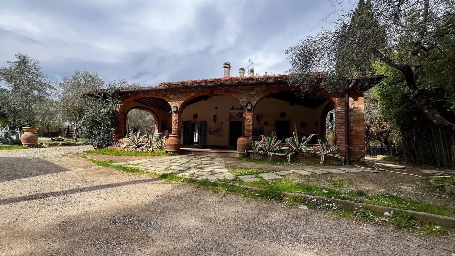 Casale in pietra con giardino a Greve in Chianti, Toscana