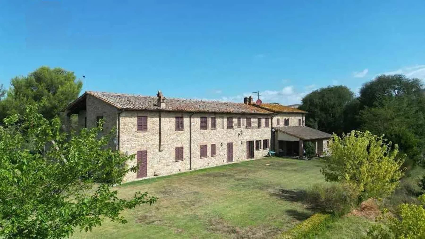 Villa in pietra con piscina a Volterra, Toscana