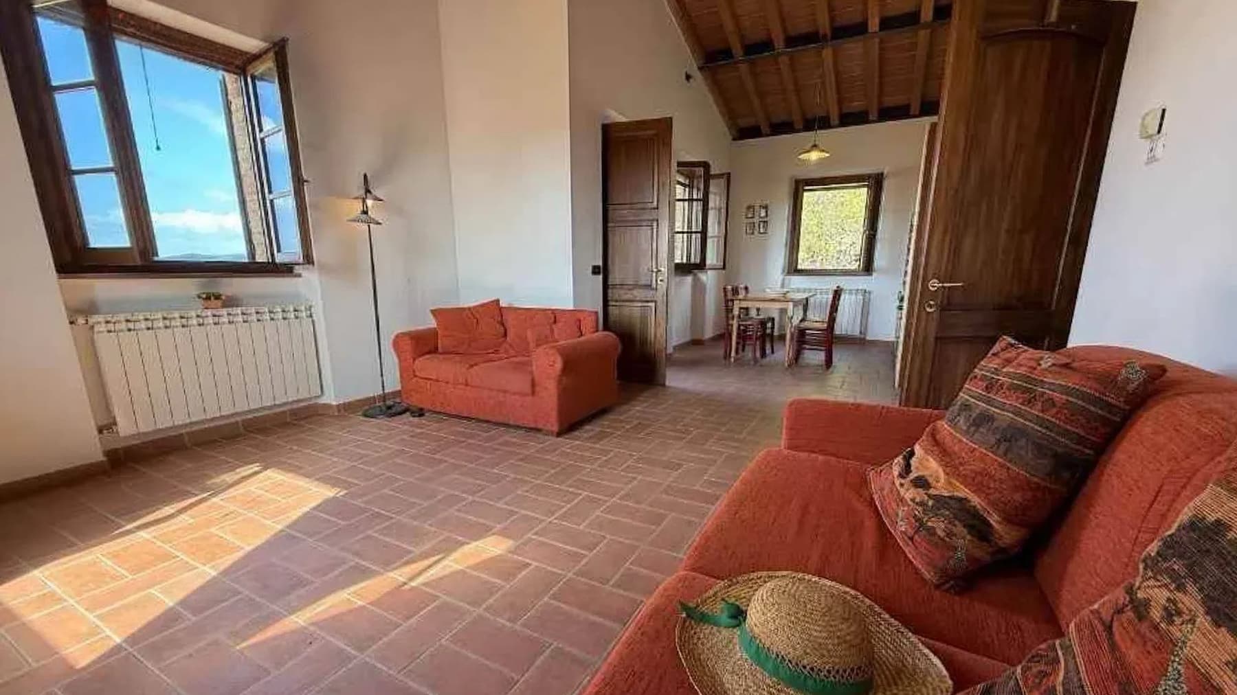 Villa in pietra con piscina a Volterra, Toscana