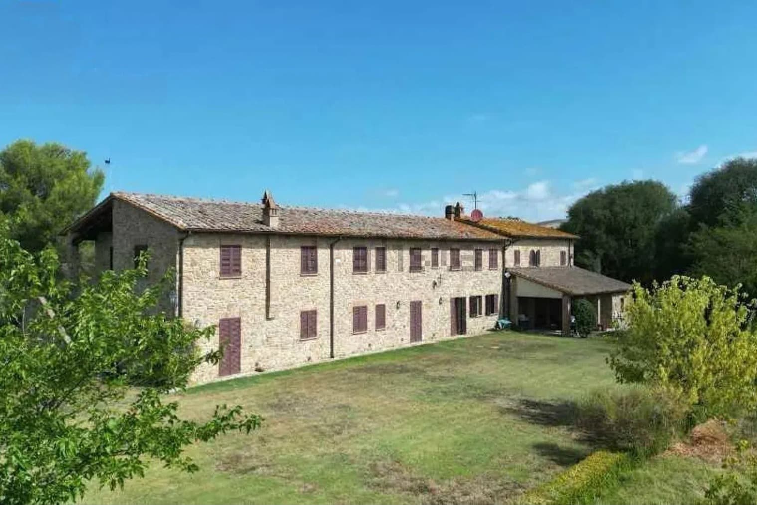 Villa in pietra con piscina a Volterra, Toscana