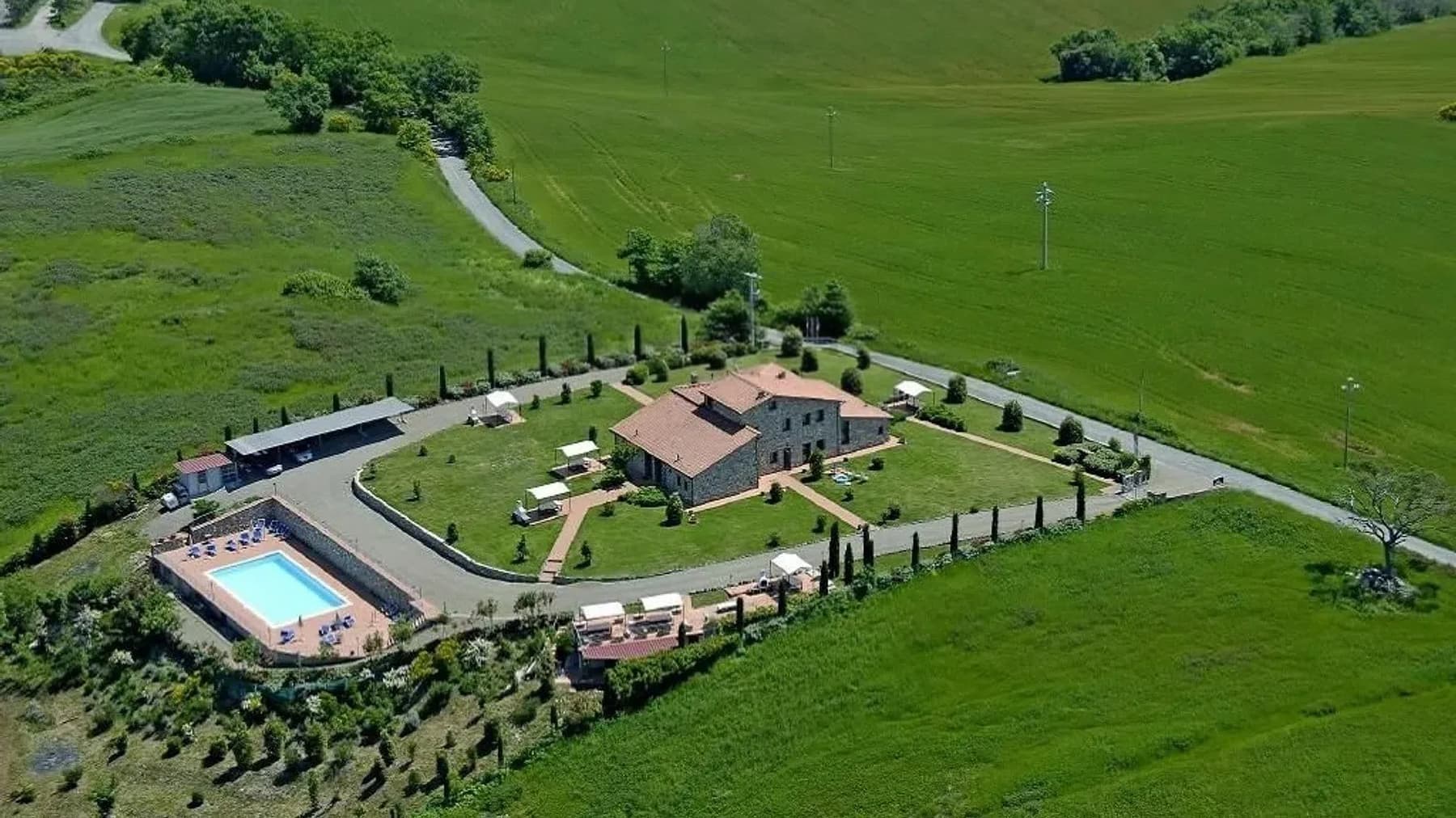 Casale in pietra con piscina sulle colline di Volterra