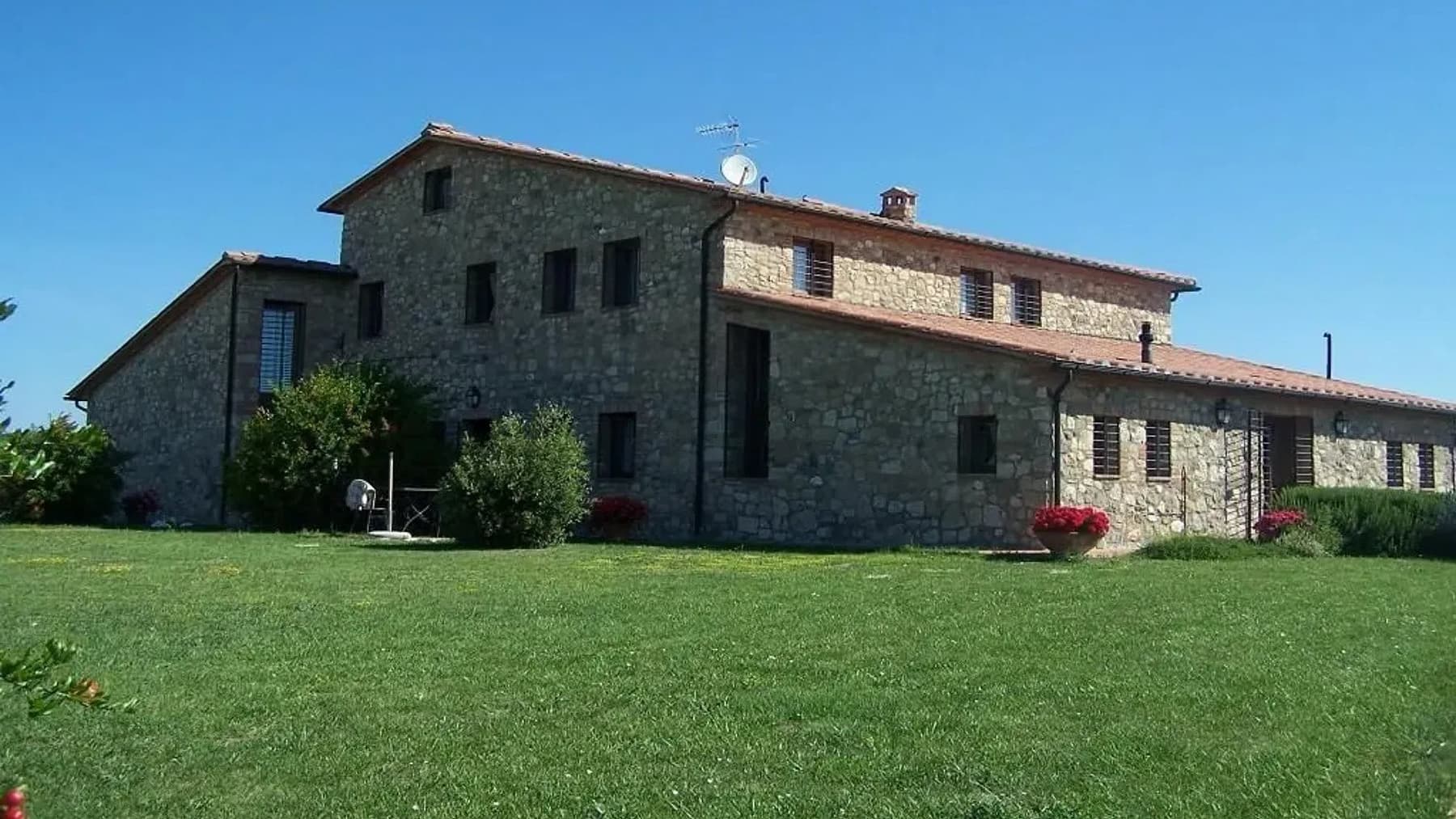 Casale in pietra con piscina sulle colline di Volterra