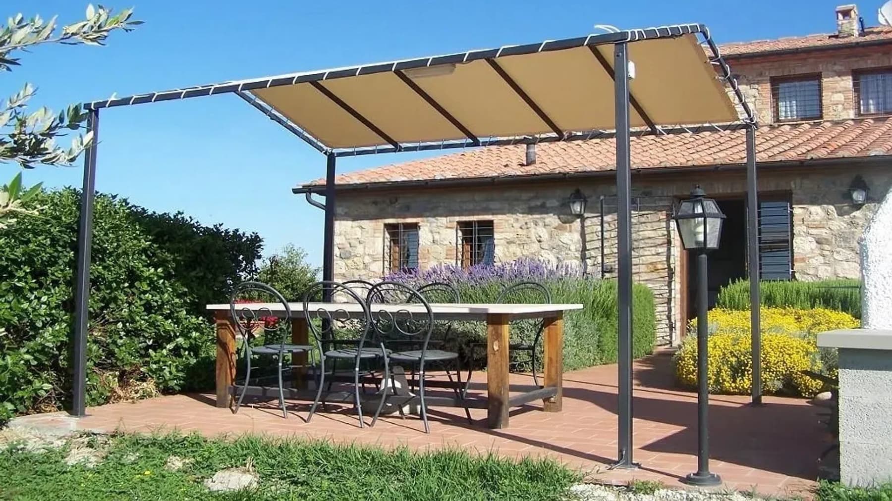 Casale in pietra con piscina sulle colline di Volterra