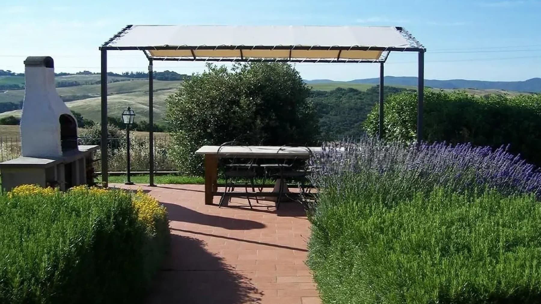 Casale in pietra con piscina sulle colline di Volterra
