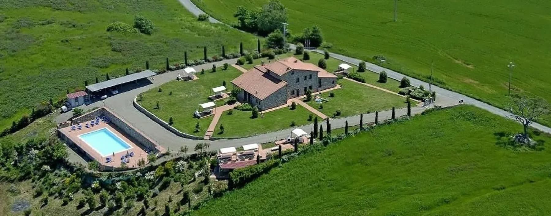 Casale in pietra con piscina sulle colline di Volterra