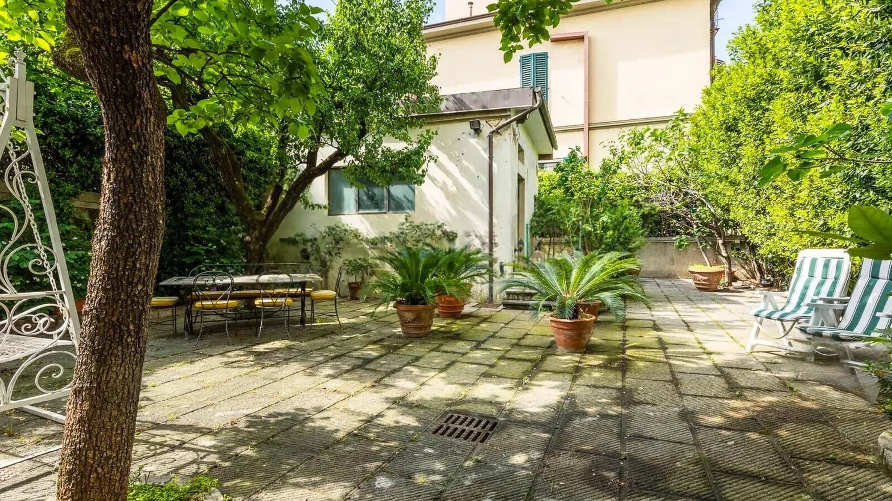 Villa d'epoca con giardino e garage a Firenze