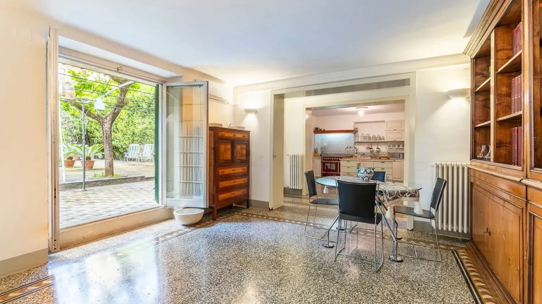 Villa d'epoca con giardino e garage a Firenze