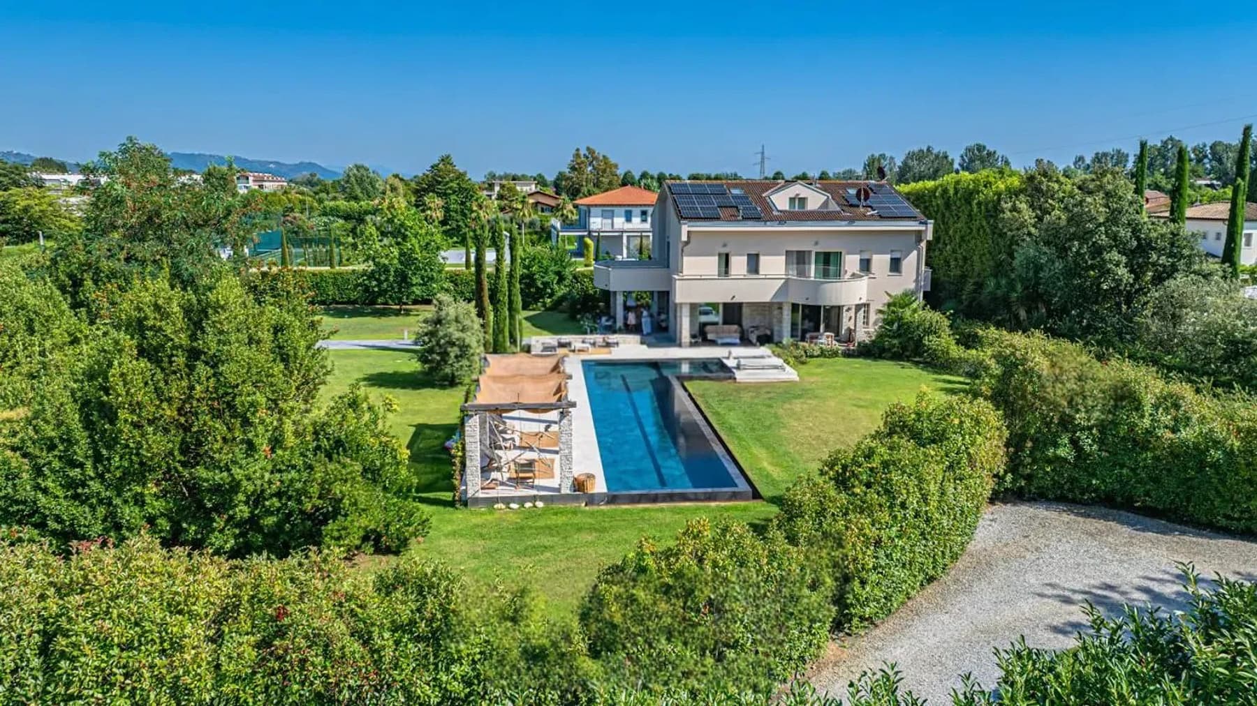 Villa elegante con parco e piscina a Forte dei Marmi