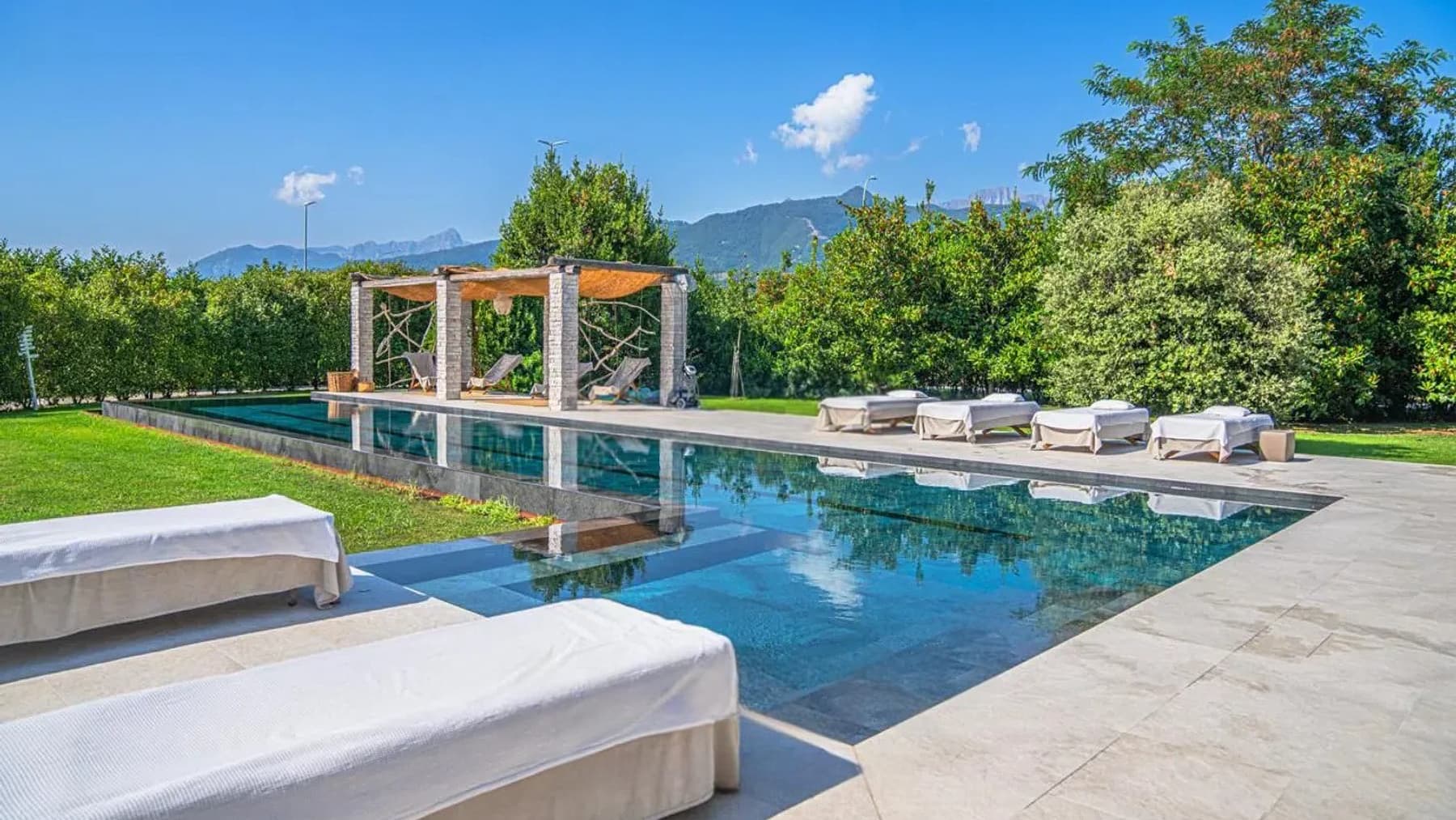 Villa elegante con parco e piscina a Forte dei Marmi