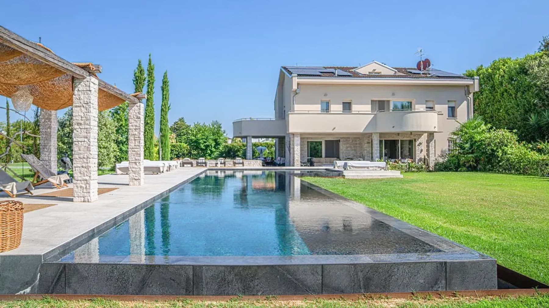 Villa elegante con parco e piscina a Forte dei Marmi