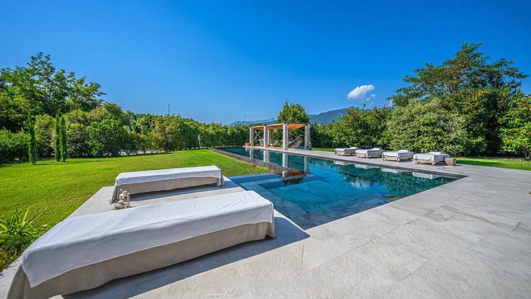 Villa elegante con parco e piscina a Forte dei Marmi