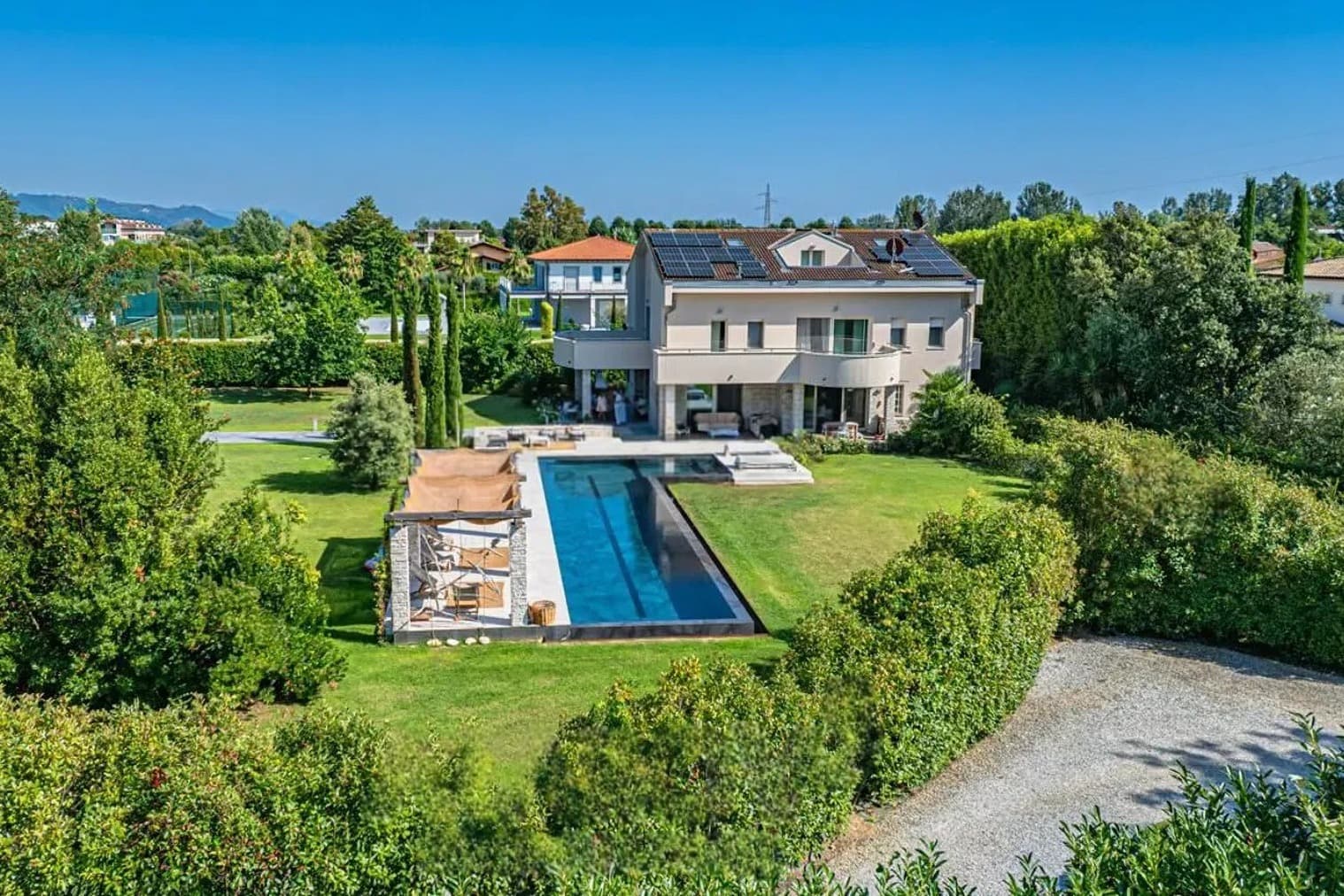 Villa elegante con parco e piscina a Forte dei Marmi