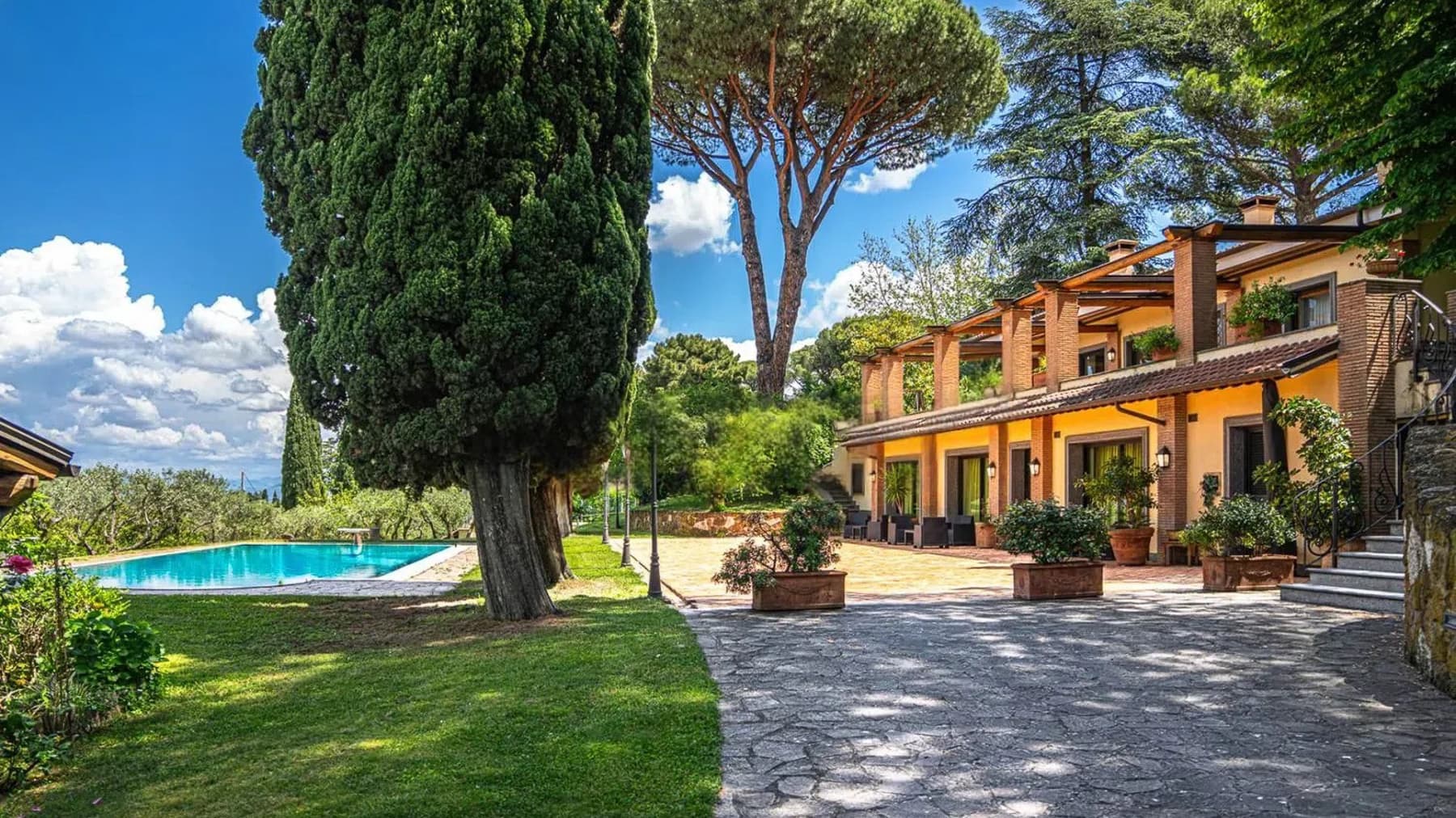 Villa moderna con piscina a Colonna, Roma