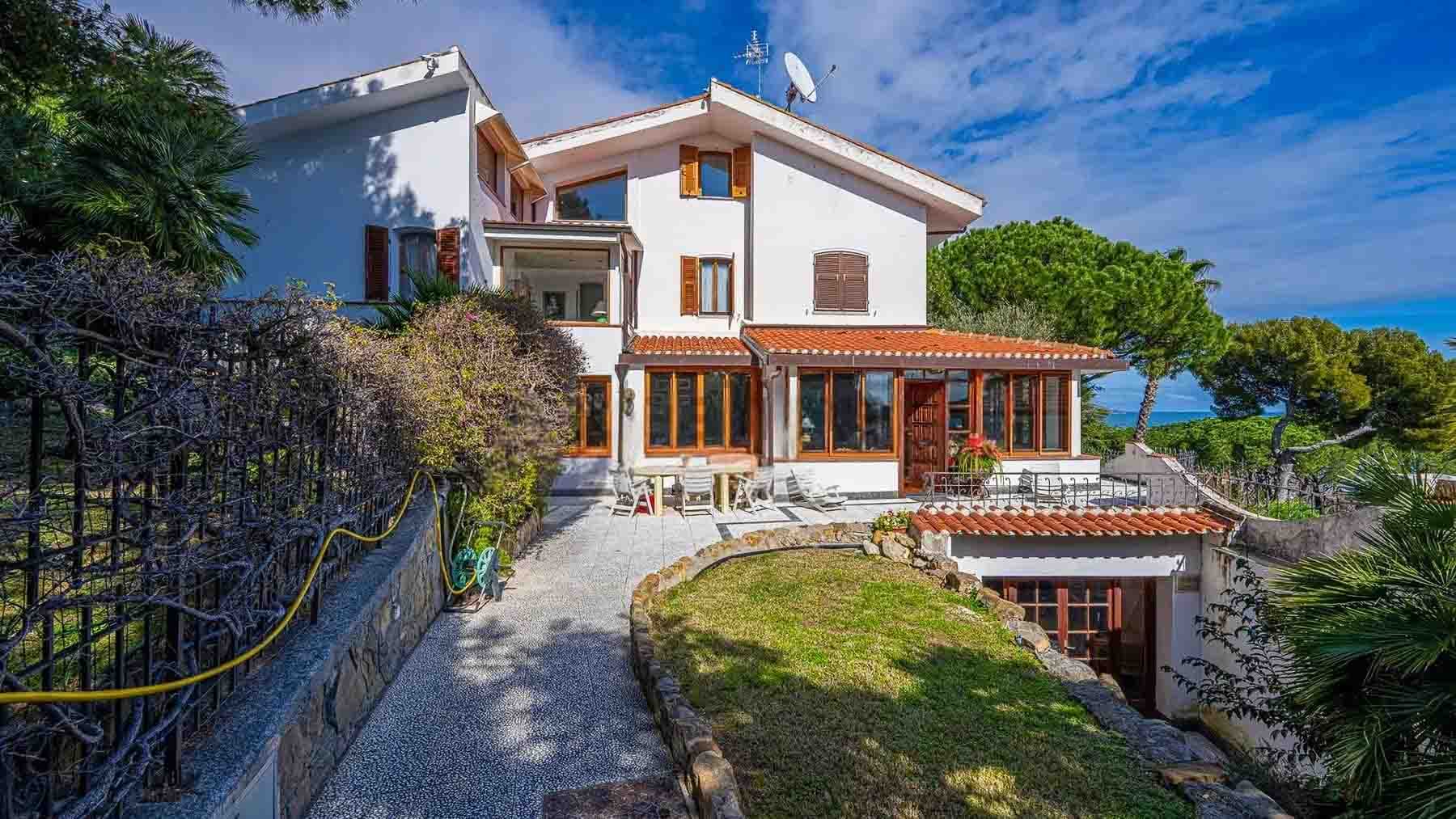 Villa con Vista Mare e Piscina a Sanremo