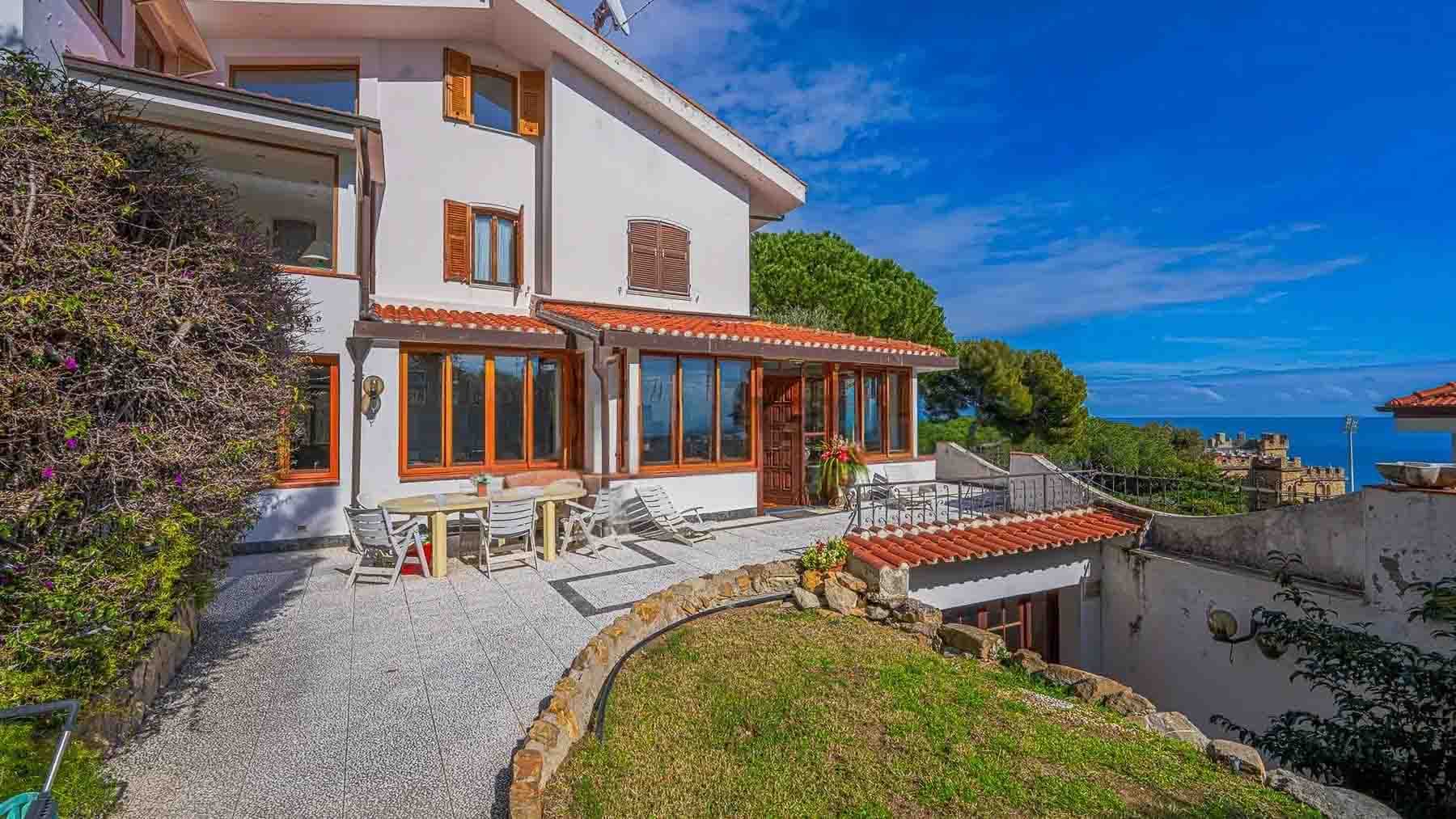 Villa con Vista Mare e Piscina a Sanremo