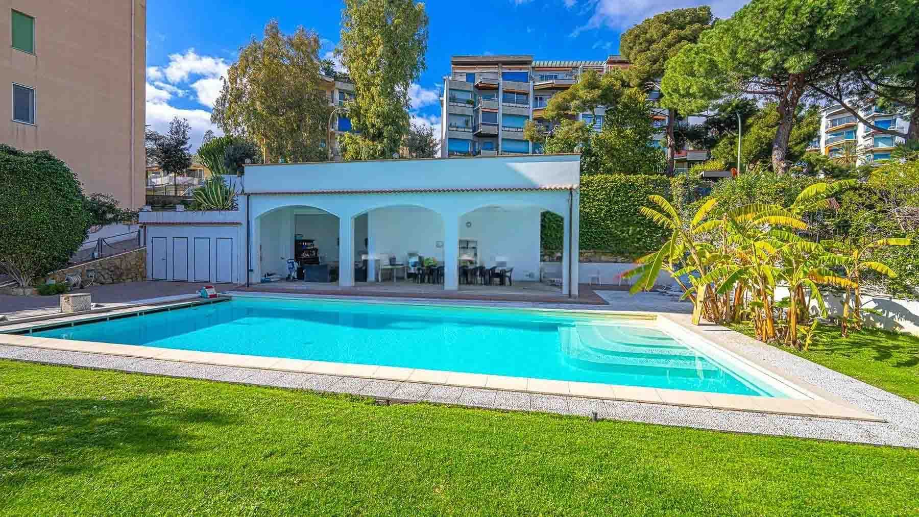 Villa con Vista Mare e Piscina a Sanremo