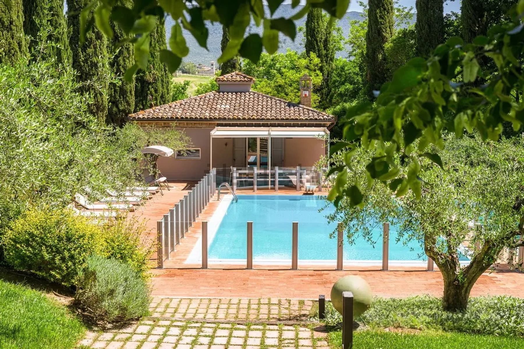 Villa con Piscina e Uliveto a Massa Martana, Umbria