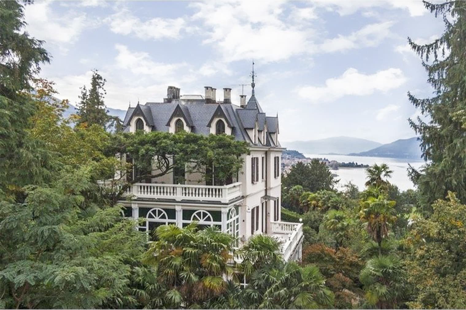 Villa in Luino Overlooking Lake Maggiore, Lombardia