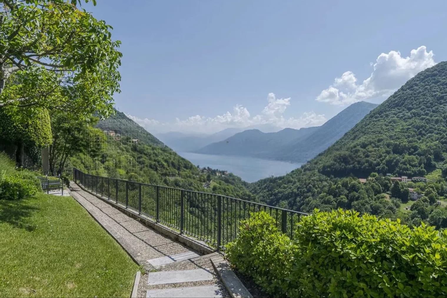 Villa in pietra a Dizzasco, vista Lago di Como