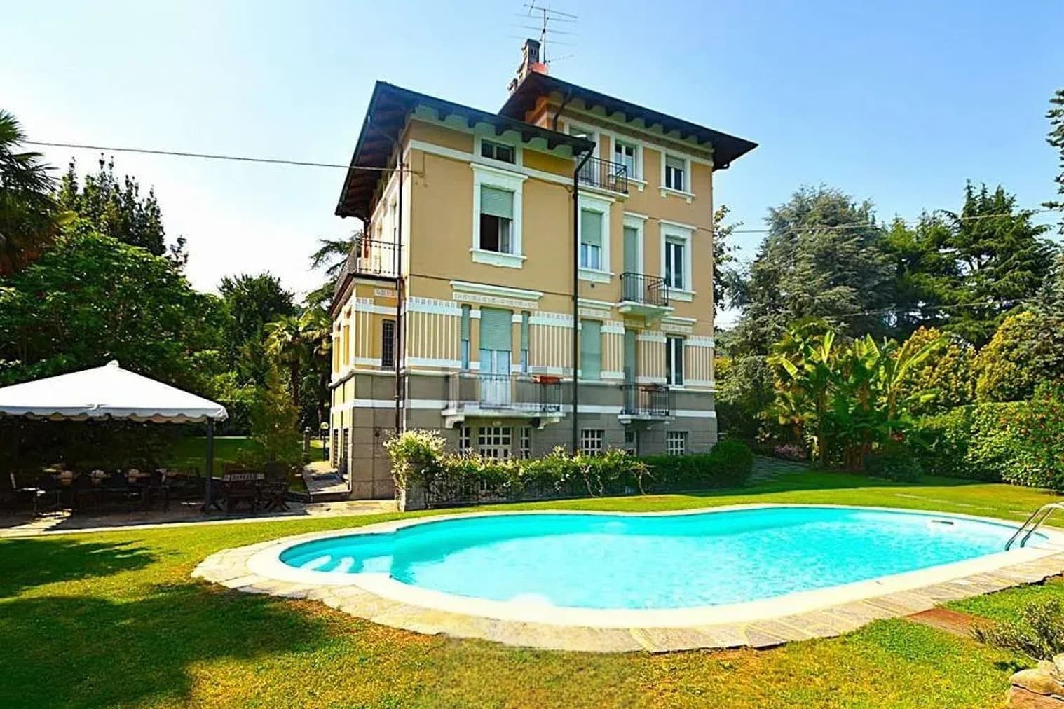 Villa in Lesa with Views of Lake Maggiore, Piedmont