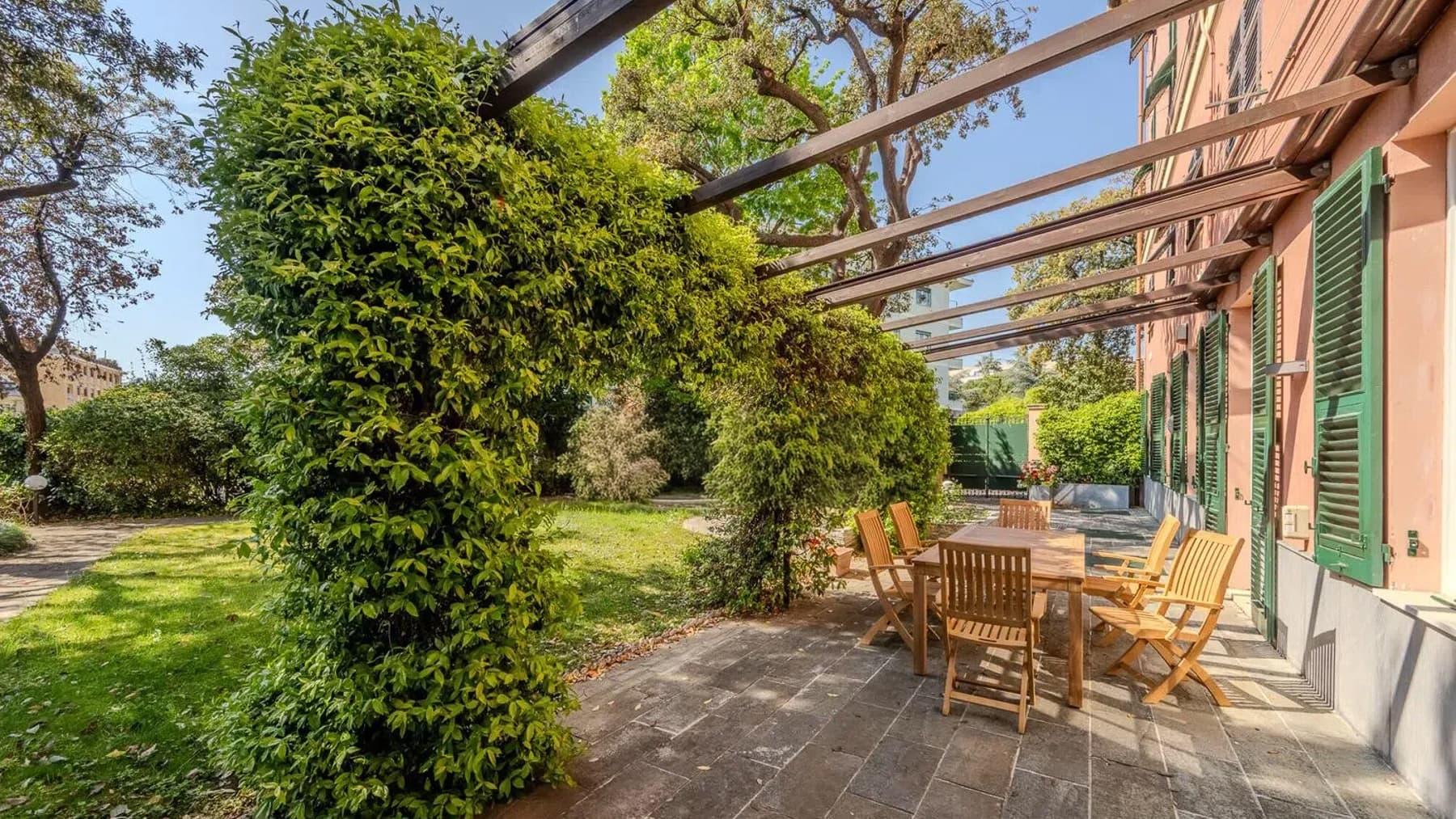 Appartamento di pregio ad Albaro, Genova con giardino