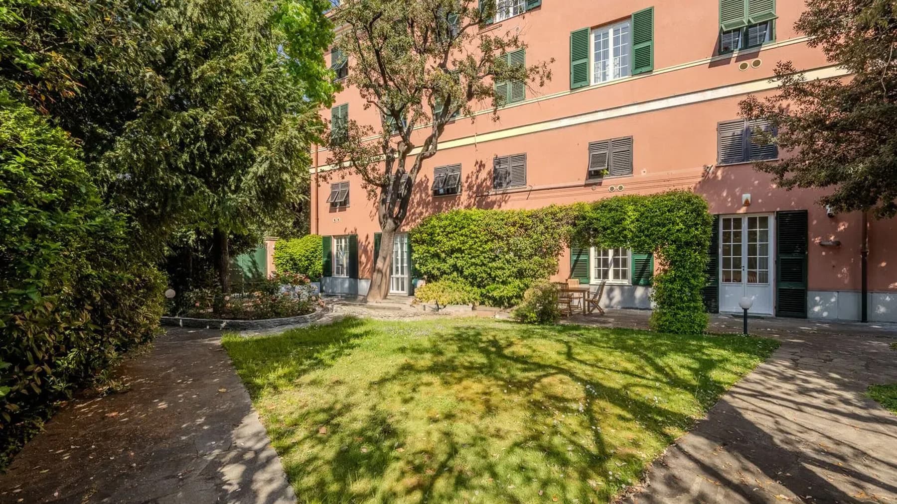 Appartamento di pregio ad Albaro, Genova con giardino