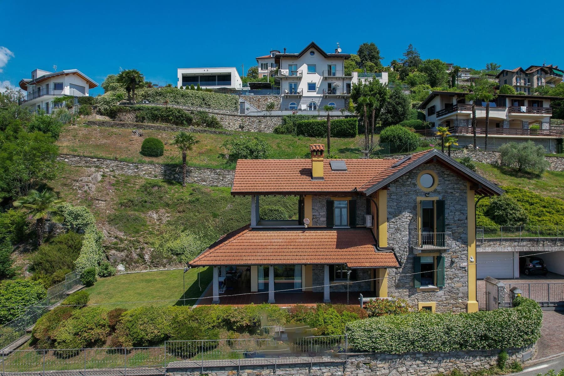 Villa con Vista Lago a Cargiago, 290 mq di Fascino Storico