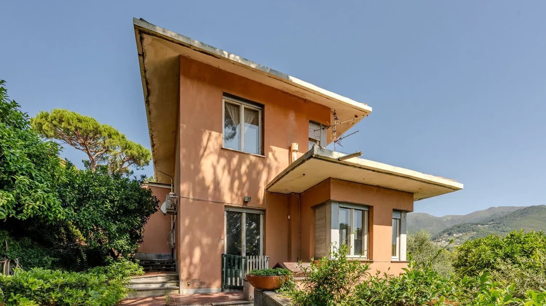 Villa indipendente con giardino ad Arenzano