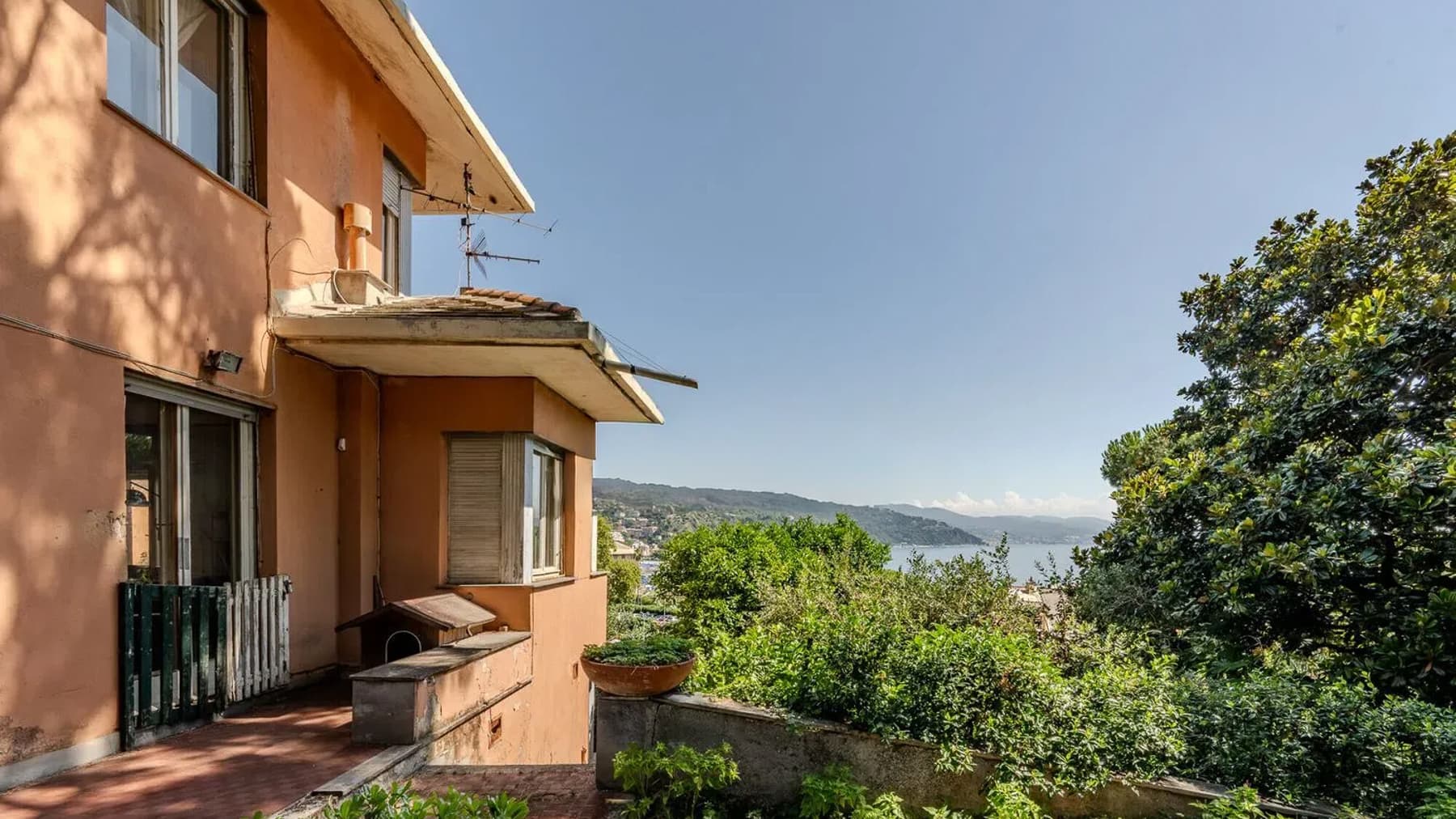 Villa indipendente con giardino ad Arenzano