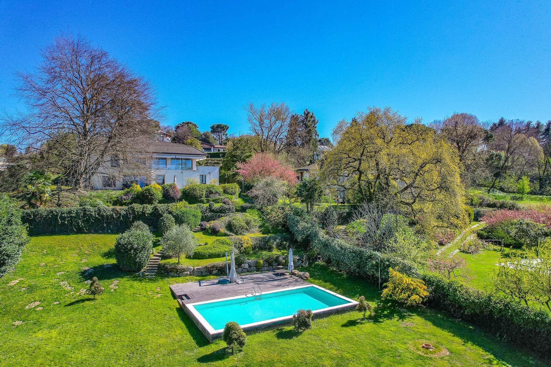 Villa panoramica con piscina a Buguggiate