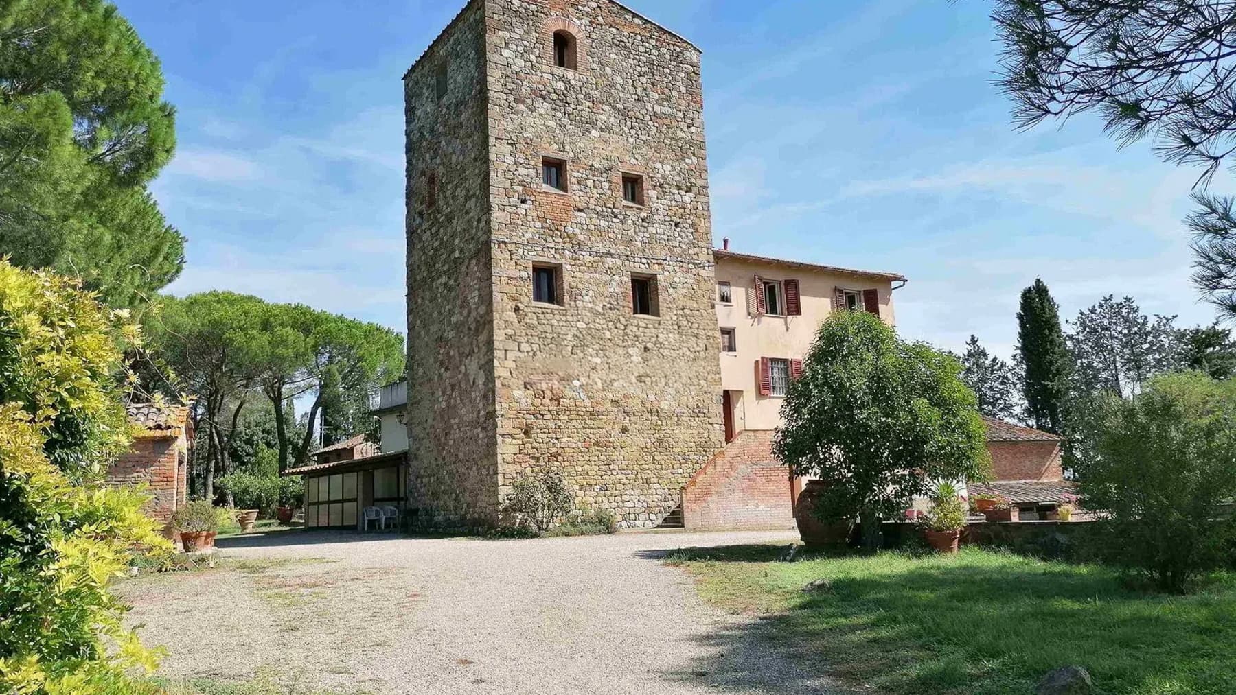Casale panoramico con vigneti a Gambassi Terme, Toscana