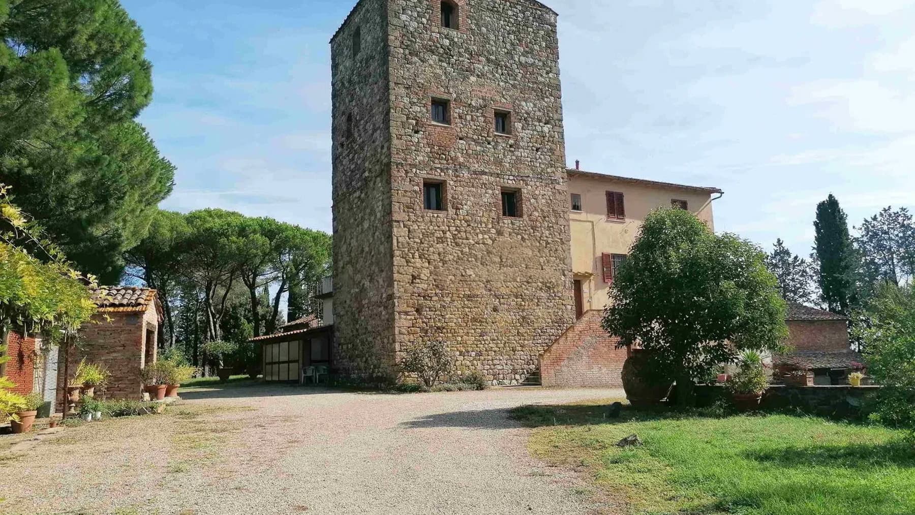 Casale panoramico con vigneti a Gambassi Terme, Toscana