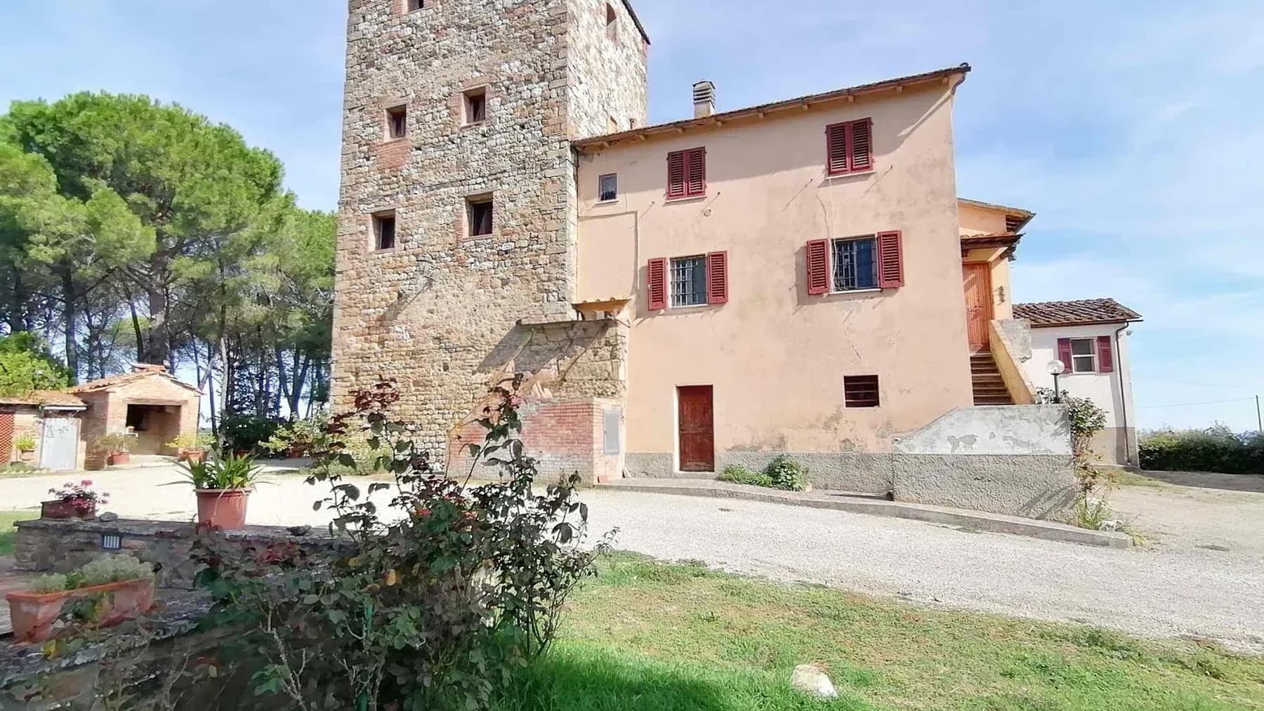 Casale panoramico con vigneti a Gambassi Terme, Toscana