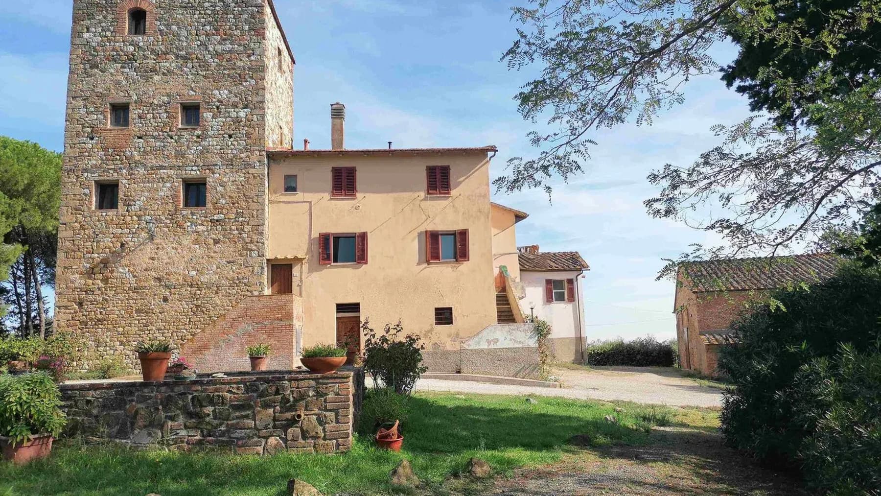 Casale panoramico con vigneti a Gambassi Terme, Toscana