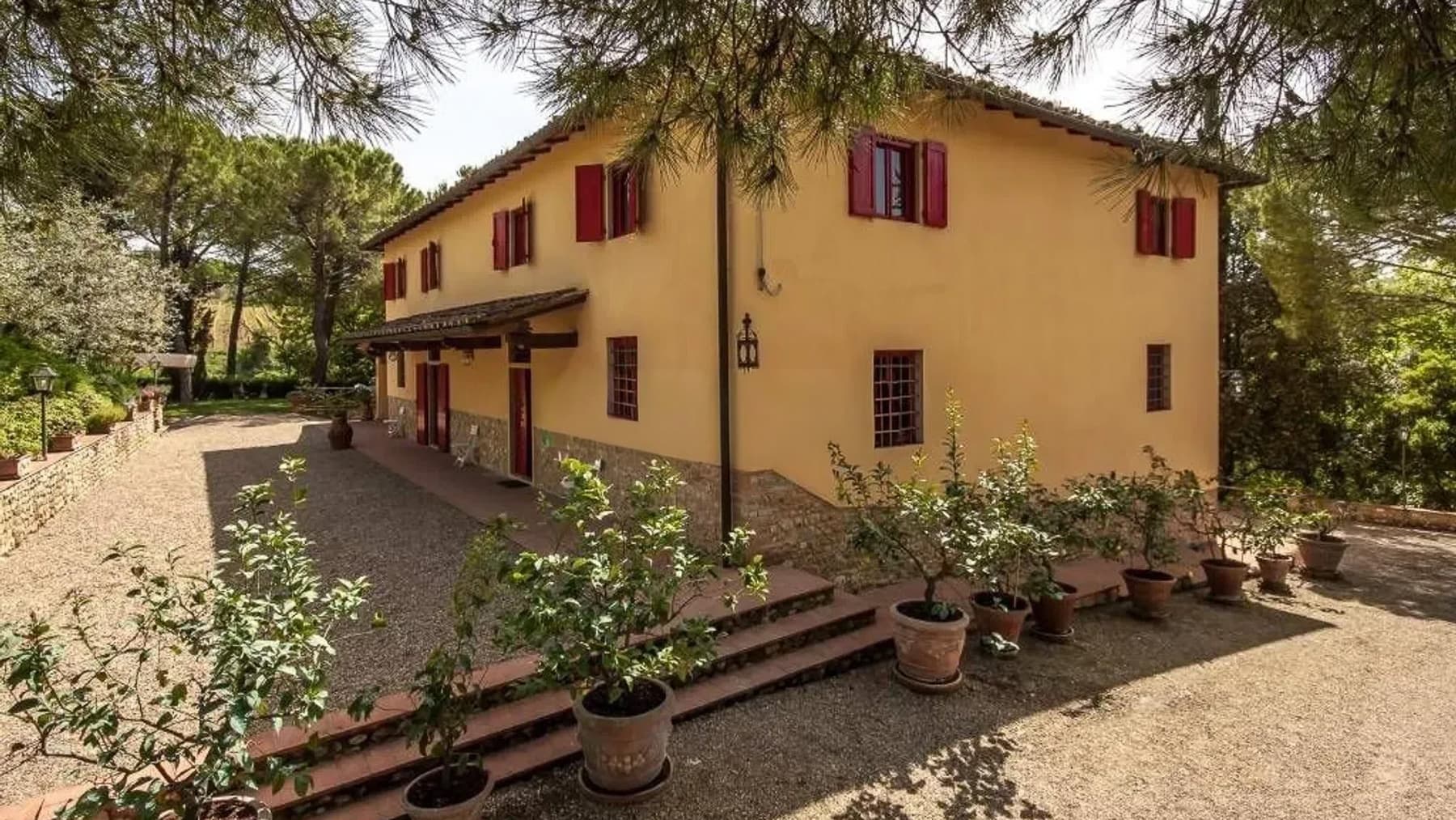 Villa immersa nel verde a Montespertoli, Toscana